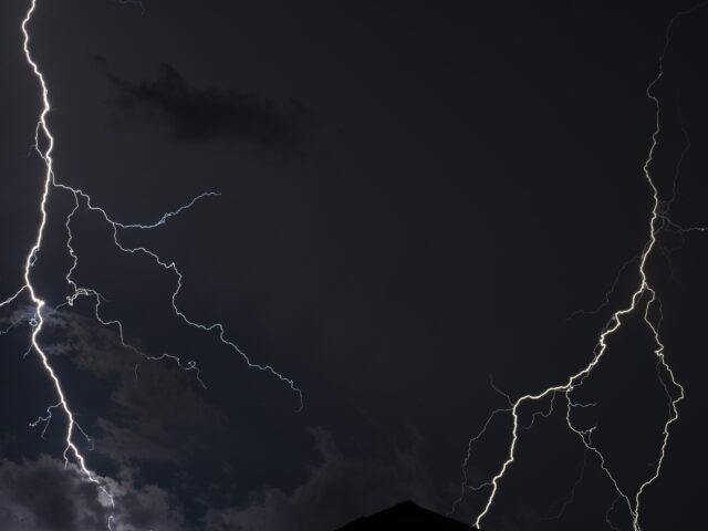 Έντονα καιρικά φαινόμενα στην Ήπειρο – Κεραυνός χτύπησε στέγη πολυκατοικίας