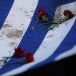 Επέτειος Πολυτεχνείου: Στην αμερικανική πρεσβεία η αιματοβαμμένη σημαία