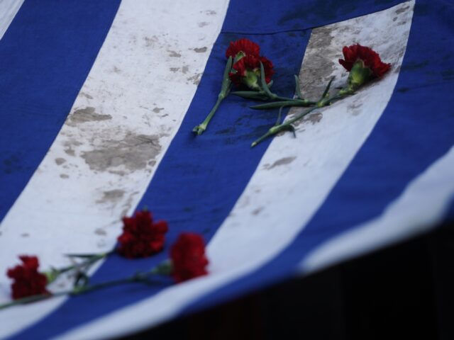 Επέτειος Πολυτεχνείου: Στην αμερικανική πρεσβεία η αιματοβαμμένη σημαία