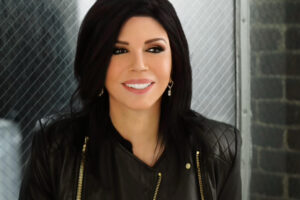 Andy James: «Θέλω να δείξω στο κοινό μου μια καλλιτέχνιδα με πολλά πρόσωπα»