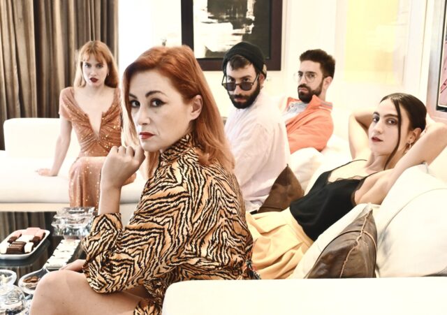 (Love me) Tinder: Μπορεί ο έρωτας να επιβιώσει όταν το μόνο που κάνουμε είναι swipe;