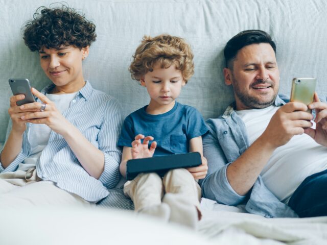 Οι οθόνες και ο τρόπος ζωής απειλούν την όραση των παιδιών