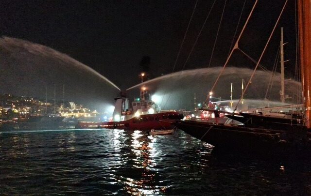 Φωτιά σε τέσσερα σκάφη στη Μαρίνα Ζέας – Βυθίστηκαν τα τρία