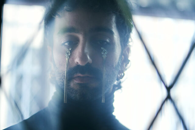 Ο Ody Icons ερμηνεύει Λαπαθιώτη στο bijoux de kant HOOD art space