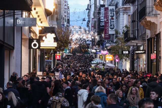 Εορταστικό ωράριο: Πώς θα λειτουργήσουν σήμερα τα καταστήματα