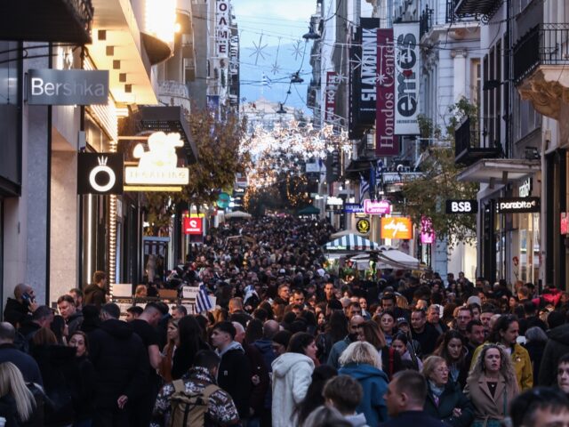 Εορταστικό ωράριο: Πώς θα λειτουργήσουν σήμερα τα καταστήματα