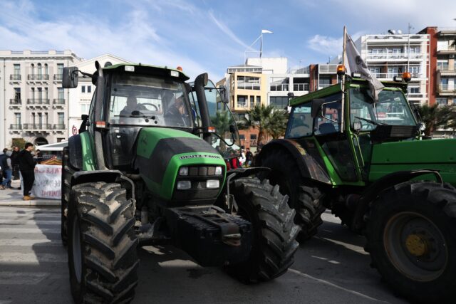 Αποχωρούν οι αγροτοκτηνοτρόφοι από το εμπορικό λιμάνι του Βόλου