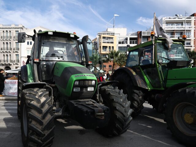 Αποχωρούν οι αγροτοκτηνοτρόφοι από το εμπορικό λιμάνι του Βόλου