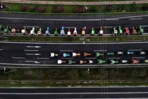 Συνεχίζουν τα μπλόκα οι αγρότες – Κλειστή η εθνική οδός Αθηνών-Θεσσαλονίκης