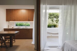 Ελεύθερη κίνηση και γεωμετρία κυριαρχούν σε αυτή τη μικρή κατοικία στη Βάρκιζα