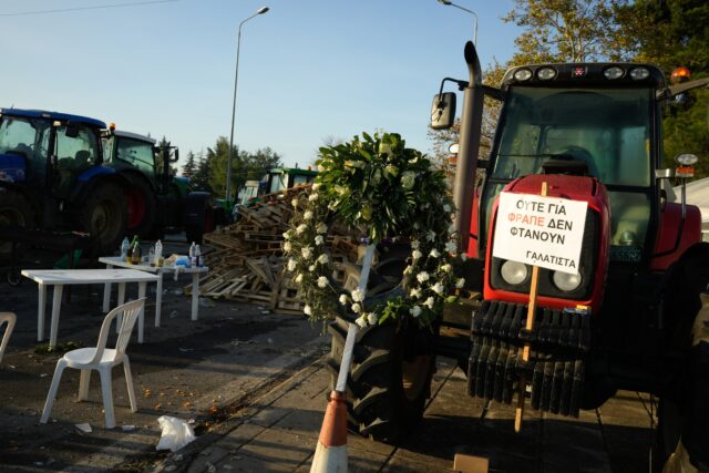 Παραμένουν στα μπλόκα οι αγροτοκτηνοτρόφοι της Μακεδονίας – Ανακοίνωσαν κινητοποιήσεις για αύριο