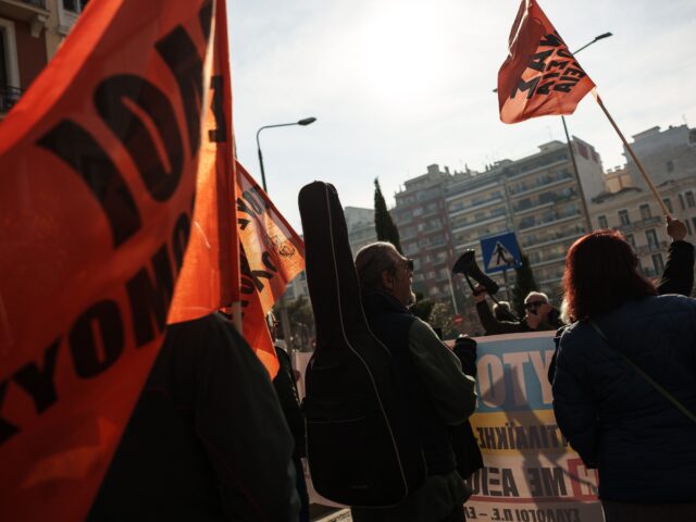 Θεσσαλονίκη: Απεργιακή συγκέντρωση δημοσίων υπαλλήλων έξω από το Διοικητήριο