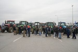 Αγροτικές κινητοποιήσεις: Κομβόι με νεκροφόρες στο μπλόκο των Μαλγάρων [ΒΙΝΤΕΟ]