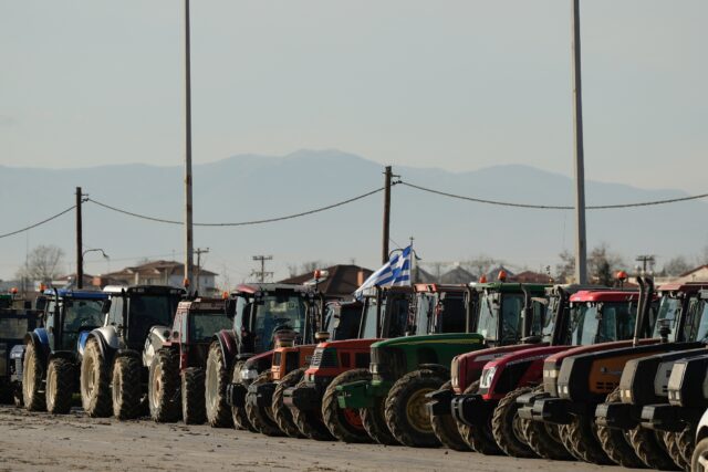 Ενισχύεται το μπλόκο των αγροτών στη Νίκαια