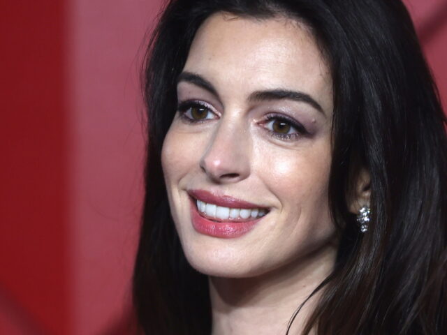 H Αν Χάθαγουεϊ μεταμορφώνεται σε ποπ είδωλο στο «Mother Mary»