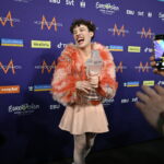 Eurovision: Το Nemo επιστρέφει το βραβείο του σε ένδειξη διαμαρτυρίας για τη συμμετοχή του Ισραήλ στον διαγωνισμό