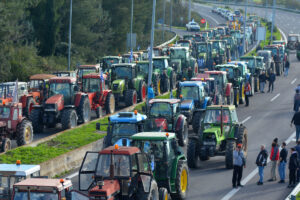 Κλιμακώνουν οι αγρότες: Μπλόκο και στα διόδια των Μαλγάρων