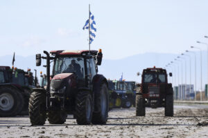 Άνοιξαν το ρεύμα προς Θεσσαλονίκη οι αγρότες του μπλόκου στα διόδια των Μαλγάρων