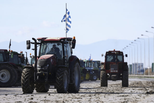 Άνοιξαν το ρεύμα προς Θεσσαλονίκη οι αγρότες του μπλόκου στα διόδια των Μαλγάρων