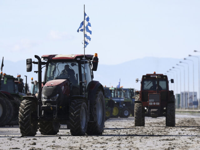 Άνοιξαν το ρεύμα προς Θεσσαλονίκη οι αγρότες του μπλόκου στα διόδια των Μαλγάρων