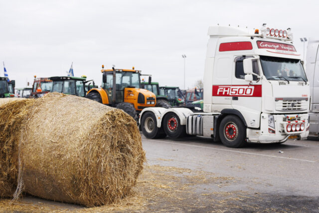 Ενισχύονται τα αγροτικά μπλόκα σε δρόμους και τελωνεία