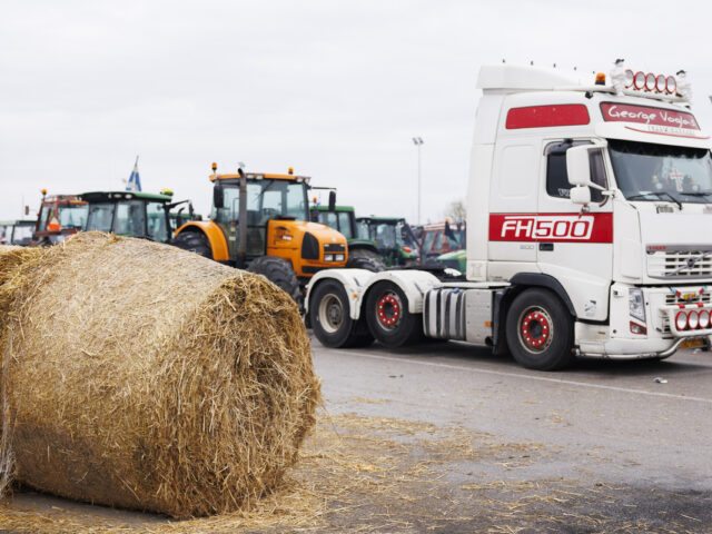 Ενισχύονται τα αγροτικά μπλόκα σε δρόμους και τελωνεία