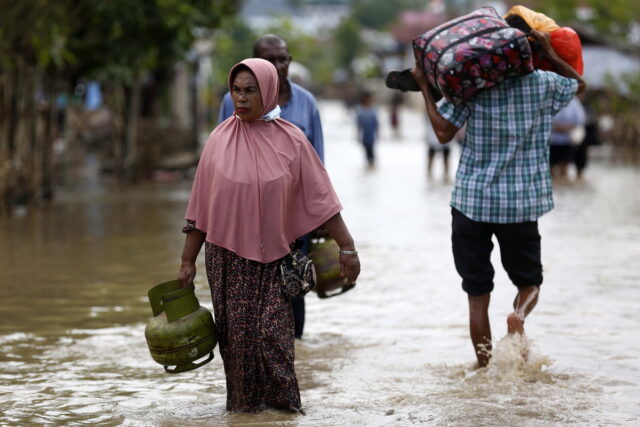 Ινδονησία: Ξεπέρασε τους 800 νεκρούς ο απολογισμός από τις πλημμύρες