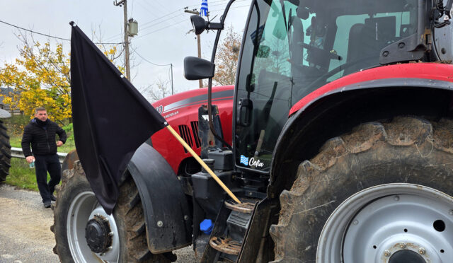 Μπλόκο από τους αγρότες στα διόδια του Λόγγου στον Ε65
