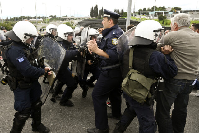 Ένταση μεταξύ αγροτών και ΜΑΤ στον κόμβο του Κιάτου