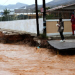 Κακοκαιρία «Byron»: Έκλεισε η Παλαιά Εθνική Οδός Αθηνών-Κορίνθου στη Μάνδρα – Κλειστοί δρόμοι στη Νέα Πέραμο