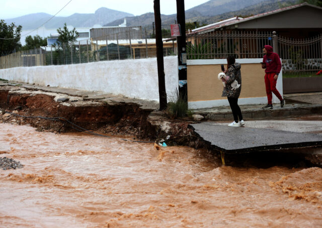 Κακοκαιρία «Byron»: Έκλεισε η Παλαιά Εθνική Οδός Αθηνών-Κορίνθου στη Μάνδρα – Κλειστοί δρόμοι στη Νέα Πέραμο