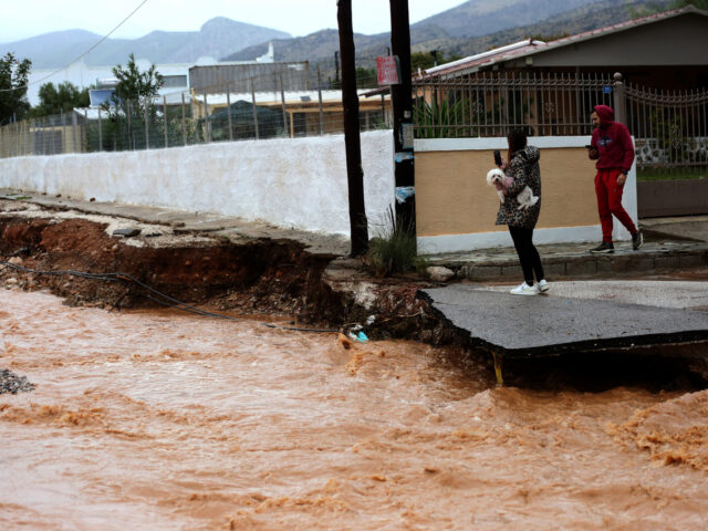 Κακοκαιρία «Byron»: Έκλεισε η Παλαιά Εθνική Οδός Αθηνών-Κορίνθου στη Μάνδρα – Κλειστοί δρόμοι στη Νέα Πέραμο