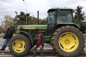 Αμετακίνητοι στα μπλόκα παραμένουν οι αγρότες