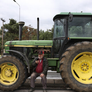 Αμετακίνητοι στα μπλόκα παραμένουν οι αγρότες