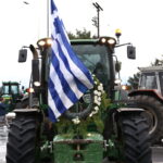 Κλιμακώνονται οι αγροτικές κινητοποιήσεις – Δεκάδες μπλόκα σε όλη τη χώρα