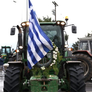 Κλιμακώνονται οι αγροτικές κινητοποιήσεις – Δεκάδες μπλόκα σε όλη τη χώρα