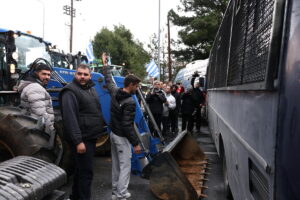 Χημικά από τα ΜΑΤ στους αγρότες στα Πράσινα Φανάρια [ΒΙΝΤΕΟ]