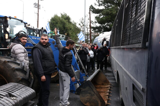 Χημικά από τα ΜΑΤ στους αγρότες στα Πράσινα Φανάρια [ΒΙΝΤΕΟ]