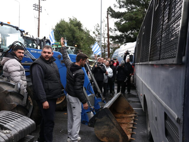 Χημικά από τα ΜΑΤ στους αγρότες στα Πράσινα Φανάρια [ΒΙΝΤΕΟ]