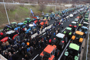 Σταθερά στα μπλόκα οι παραγωγοί της Κεντρικής και Δυτικής Μακεδονίας