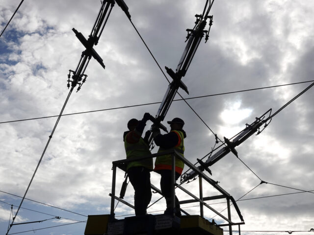 Τέλος εποχής για τα τρόλεϊ – Ξηλώνονται τα πρώτα καλώδια στον Πειραιά