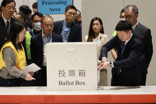 Χονγκ Κονγκ: Χαμηλό το ποσοστό συμμετοχής στις εκλογές στον απόηχο της πολύνεκρης πυρκαγιάς