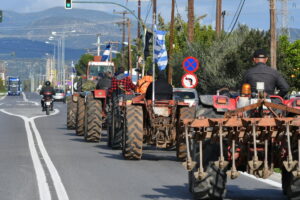 Διαμαρτυρία αγροτών στο γραφείο του Τσιάρα στην Καρδίτσα