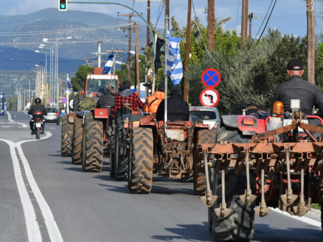 Διαμαρτυρία αγροτών στο γραφείο του Τσιάρα στην Καρδίτσα