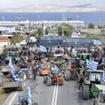 Κρήτη: Παραμένουν στα αεροδρόμια Ηρακλείου και Χανίων οι αγρότες