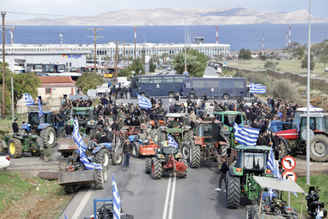 Κρήτη: Παραμένουν στα αεροδρόμια Ηρακλείου και Χανίων οι αγρότες