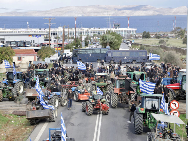 Κρήτη: Παραμένουν στα αεροδρόμια Ηρακλείου και Χανίων οι αγρότες