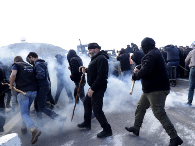 Ηράκλειο: Χημικά από τα ΜΑΤ στο μπλόκο αγροτών