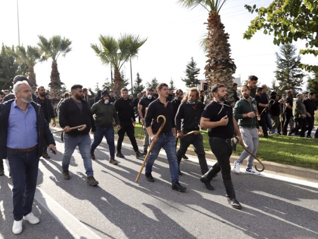 Μπήκαν στο αεροδρόμιο Ηρακλείου οι αγρότες – Ανεστάλη η λειτουργία του