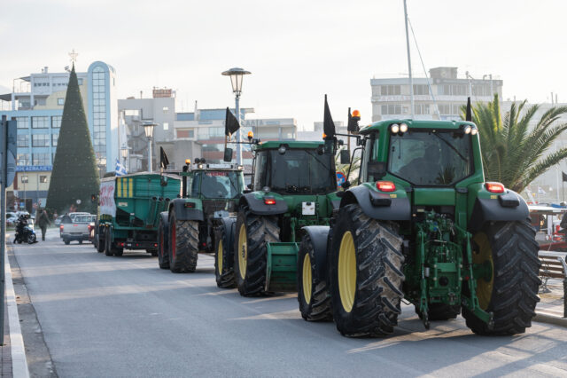 Συνεχίζονται οι αγροτικές κινητοποιήσεις: Κλειστή η Ε.Ο. Αθηνών – Θεσσαλονίκης